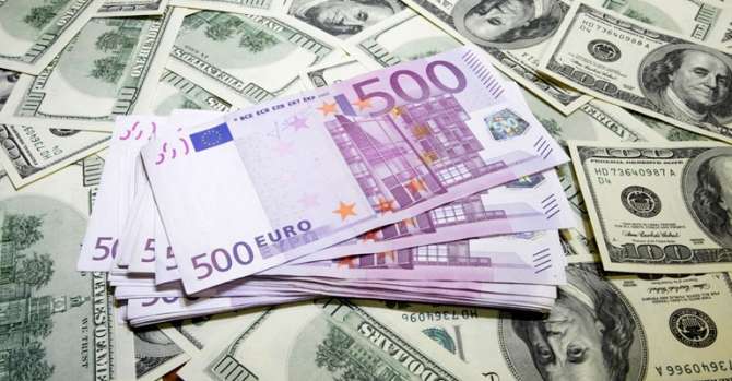 Доллар и евро подешевели по итогам валютных торгов  2 мая