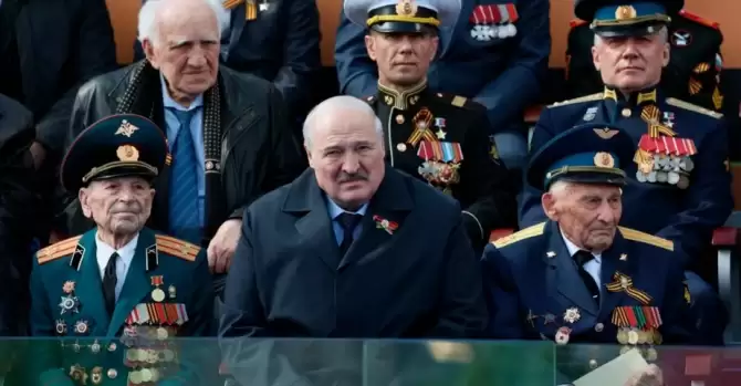 Лукашенко собирается в Москву на парад 9 мая. В прошлом году он оттуда еле ноги приволок