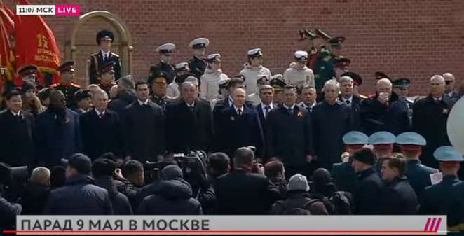 Лукашенко разыграл сценку с военными, неуклюже оправдываясь за то, что ему стало плохо на параде в Москве