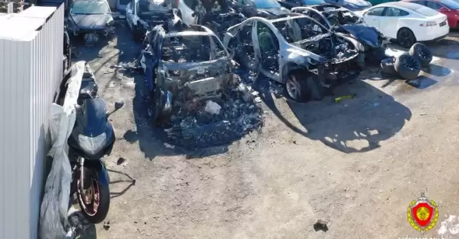 Под Минском сгорели шесть Tesla, Porsche и мотоцикл Suzuki. Как так вышло?