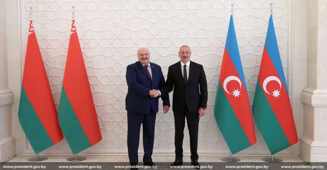Лукашенко готов подставить «братское плечо» Азербайджану