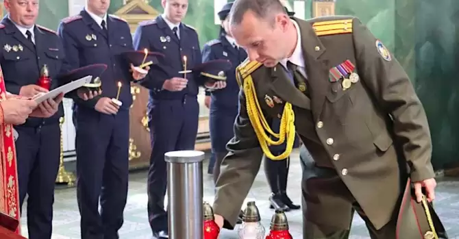 Белорусские силовики молятся на капсулу с землей. Зачем они это делают?