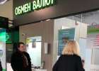 «Не могу сдать доллары». У некоторых белорусов возникли проблемы с обменом валюты