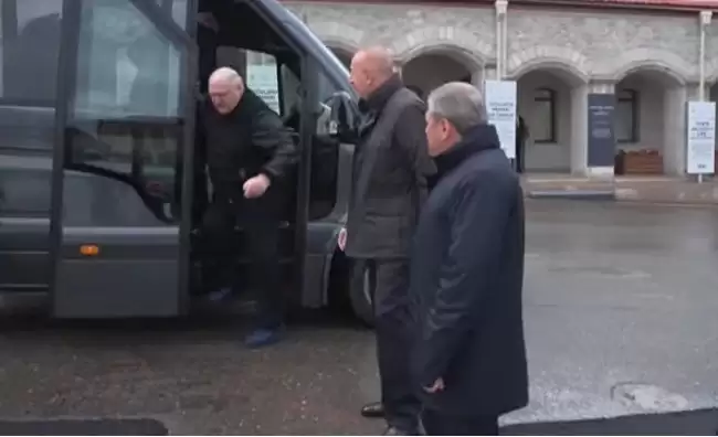 Зачем азербайджанские СМИ показали миру хромого и больного Лукашенко?