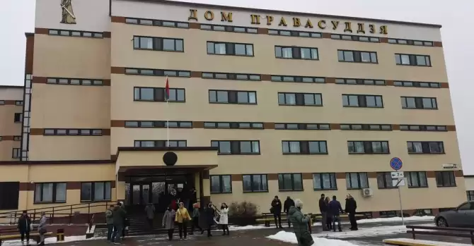 В Минске студент сбросил с 8-го этажа стул и попал в прохожую