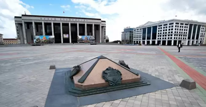 В центре Минска можно безнаказанно потоптаться по красно-зеленому орнаменту
