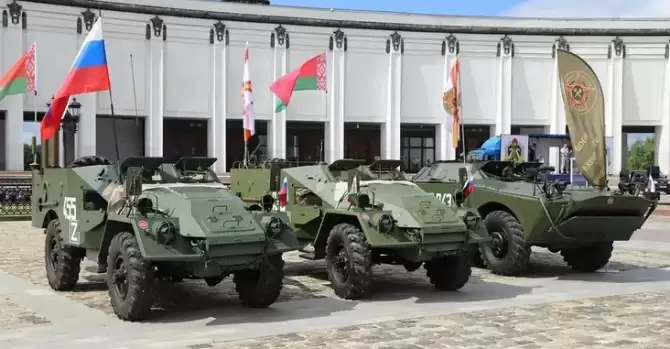 На дорогах Беларуси появятся БТРы и военные грузовики с Z-символикой. Это вторжение?