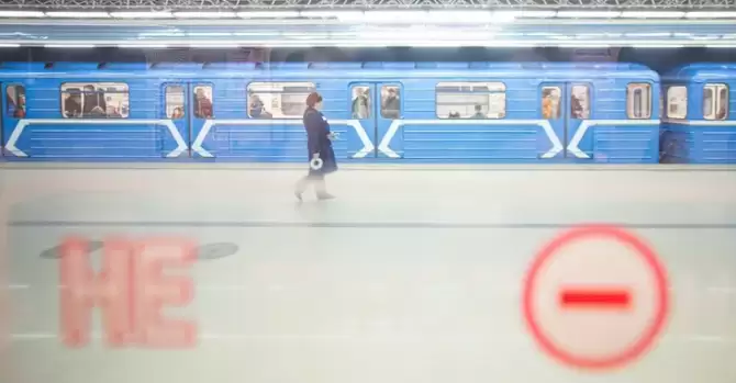 В минском метро мальчик засмотрелся в телефон и упал на рельсы