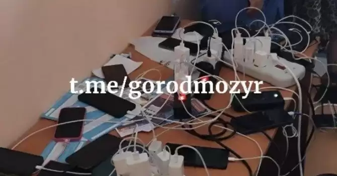 Жители Мозыря выстроились в огромную очередь, чтобы подзарядить телефоны