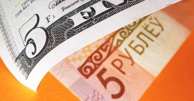 Доллар опускается до минимума за три недели утром 19 июля