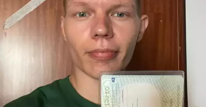 Бывший политзаключенный публично сжег свой белорусский паспорт