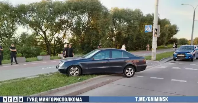 Страшное ДТП в Минске: Mercedes влетел в Fiat и сбил двух пешеходов