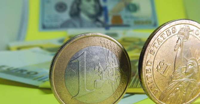 Укрепление доллара ускорилось утром 29 июля, евро сильно подорожал