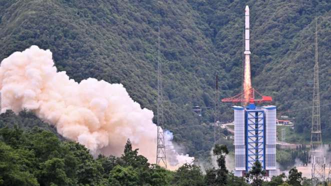В Китае тестовый пуск ракеты вышел из-под контроля, вызвав мощный взрыв и пожар