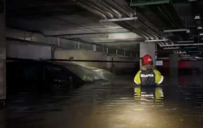 В Минске на подземном паркинге утонули 14 автомобилей