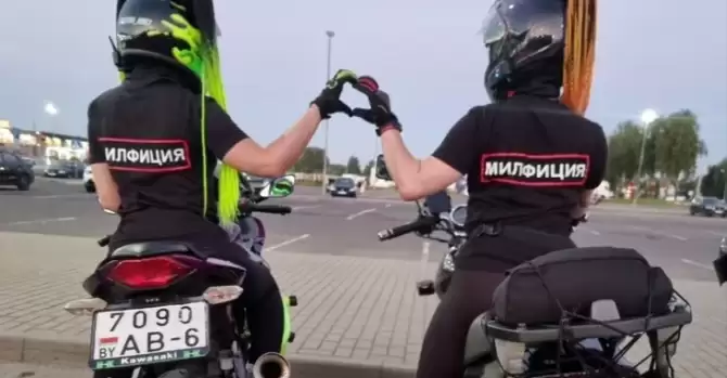 У женщин, ездивших по Могилеву в майках с надписью «Милфиция». конфисковали мотоциклы