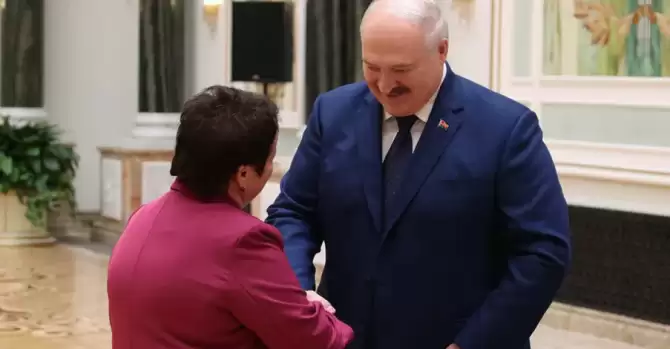 «Почему зарплату мне не повышаете?». Лукашенко пожаловался главбуху Управделами на низкую зарплату
