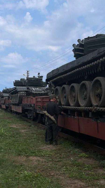 Беларусь стягивает к границе с Украиной военной технику с отличительным знаком «В»