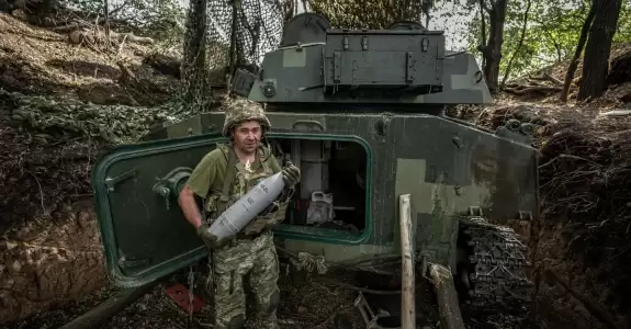 В армии солдат отсасывает бензин