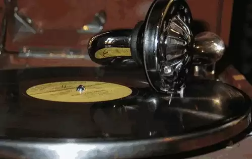 Как Лукашенко вакцину на уши вешал