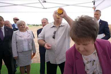 «Раздевайся и работай». 5 абсурдных инициатив Лукашенко с непредсказуемыми последствиями