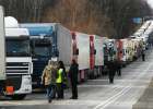 «Фуры растянулись на километры. Стоят вдоль дороги – прямо, боком. Стоят в поле. Водителей жалко»
