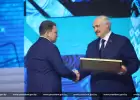 Все по-семейному. Лукашенко наградил госпремиями среднего сына и его жену