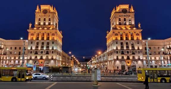 Тысячам иностранцев