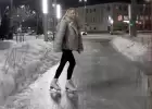«И красиво, и страшно одновременно». Девушка на коньках прокатилась по тротуарам Гомеля