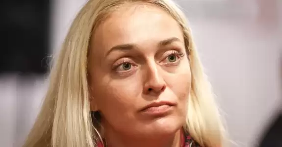 «Она уже давно в