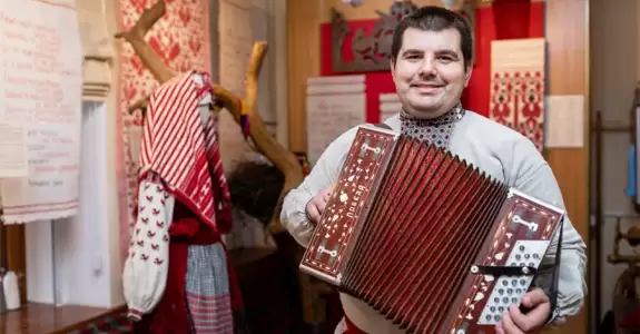 «По трое не