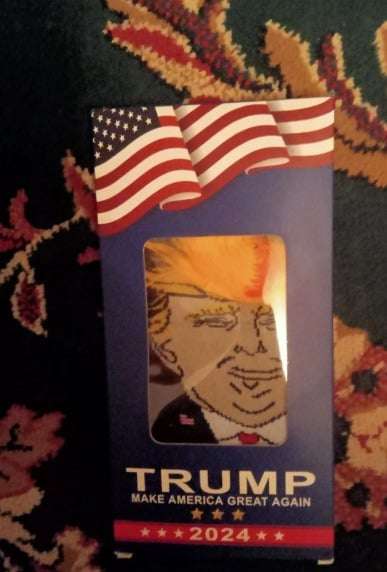 Депутатам Госдумы подарили в США носки с Трампом