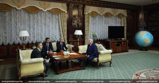 Лукашенко: Защищаться нам придется вместе