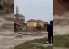 В Дагестане прорвало дамбу Геджухского водохранилища: поток сносит людей и машины