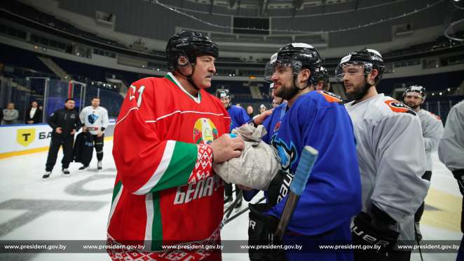 Лукашенко пообещал хоккеистам «Динамо» организовать рубку дров и покос травы