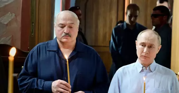 Молиться за