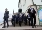Во время выхода Путина к «народу» охранник перед камерами назвал собравшихся «массовкой»