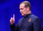 «Раненого в голову Медведева бинтует Захарова»